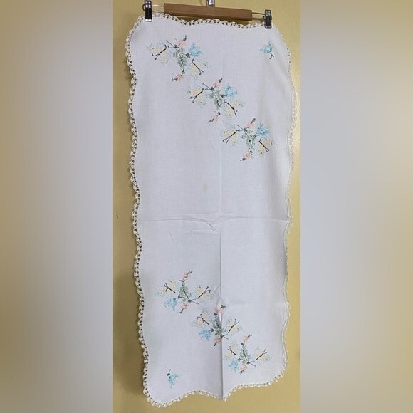 Vintage table runner hand embroidered butterflies and chrochet trimmed linen - Picture 5 of 8